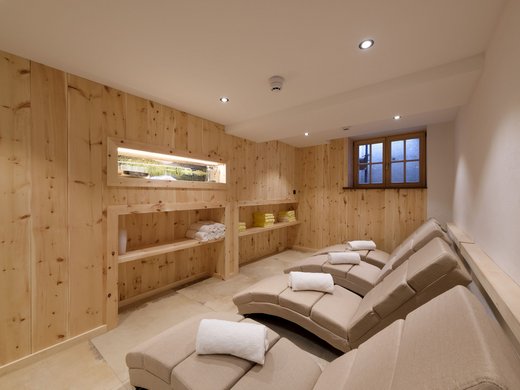 Ein Hotel mit Sauna am See? Ab in die Alte Wurzhütte! Entspannungsraum mit Liegestühlen und Holzwänden